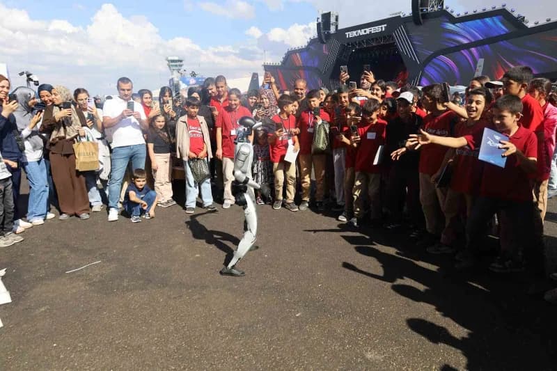 TEKNOFEST Güneydoğu festivalinde Teknopark İstanbul tarafından sergilenen insansı robot, vatandaşların yoğun ilgisiyle k