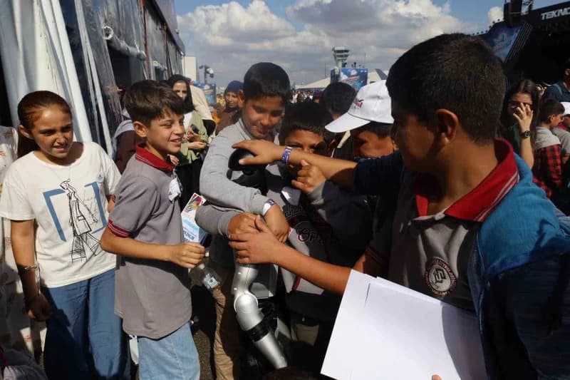 TEKNOFEST Güneydoğu festivalinde Teknopark İstanbul tarafından sergilenen insansı robot, vatandaşların yoğun ilgisiyle k