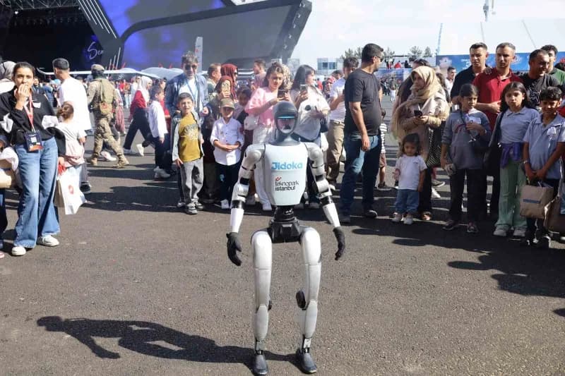 TEKNOFEST Güneydoğu festivalinde Teknopark İstanbul tarafından sergilenen insansı robot, vatandaşların yoğun ilgisiyle k