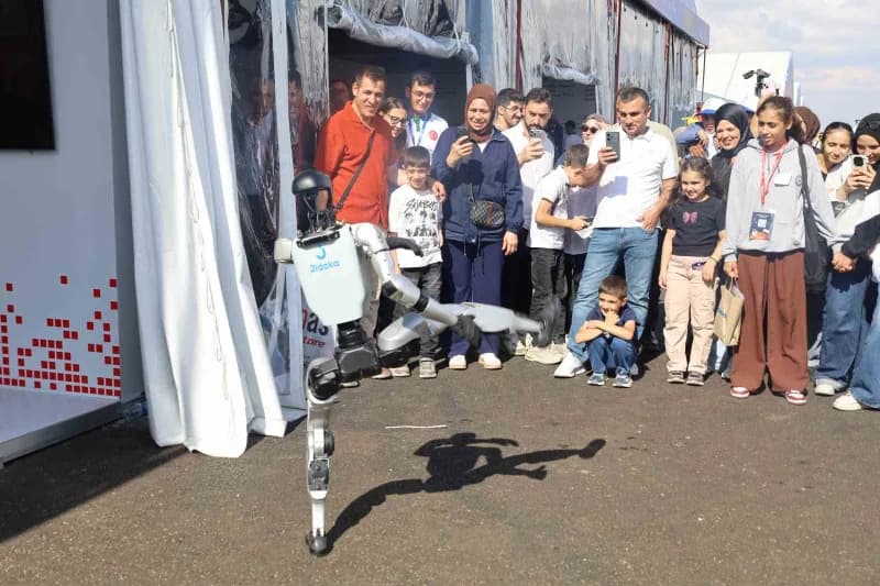 TEKNOFEST Güneydoğu festivalinde Teknopark İstanbul tarafından sergilenen insansı robot, vatandaşların yoğun ilgisiyle k