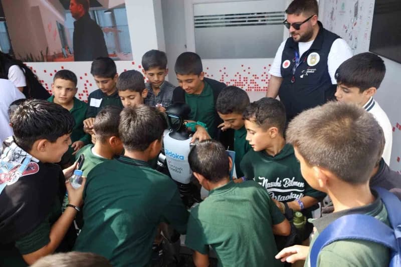 TEKNOFEST Güneydoğu festivalinde Teknopark İstanbul tarafından sergilenen insansı robot, vatandaşların yoğun ilgisiyle k