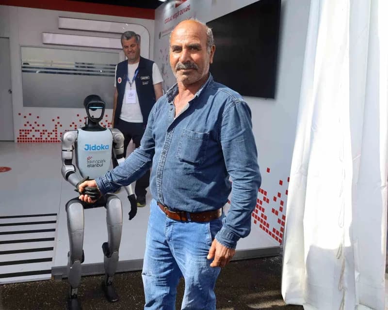 TEKNOFEST Güneydoğu festivalinde Teknopark İstanbul tarafından sergilenen insansı robot, vatandaşların yoğun ilgisiyle k