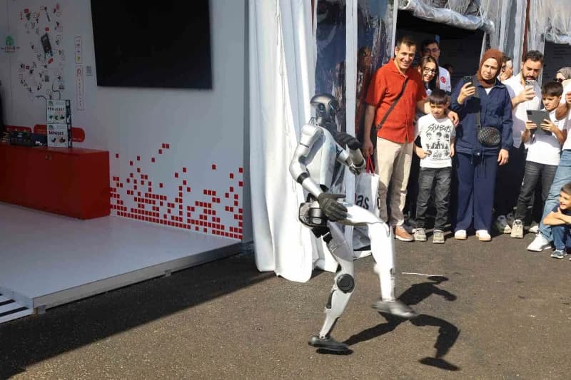 TEKNOFEST Güneydoğu festivalinde Teknopark İstanbul tarafından sergilenen insansı robot, vatandaşların yoğun ilgisiyle k