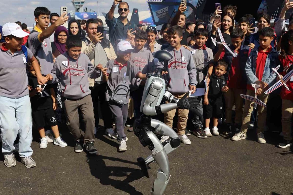 TEKNOFEST Güneydoğu festivalinde Teknopark İstanbul tarafından sergilenen insansı robot, vatandaşların yoğun ilgisiyle k