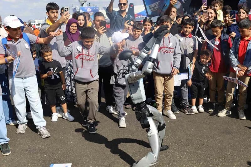 TEKNOFEST Güneydoğu’da TEKNOPARK İstanbul’un insansı robotu ziyaretçilerle etkileşim halinde