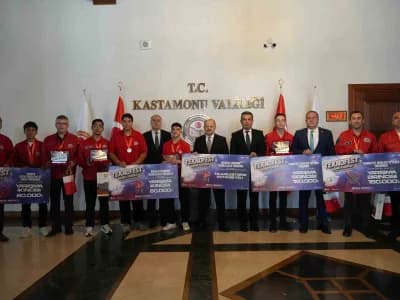 Kastamonu Valisi Meftun Dallı, TEKNOFEST’te dereceye giren öğrenci ve öğretmenleri makamında kabul ederek tebrik ediyor