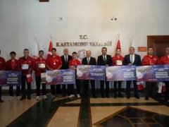 Kastamonu Valisi Meftun Dallı, TEKNOFEST’te dereceye giren öğrenci ve öğretmenleri makamında kabul ederek tebrik ediyor