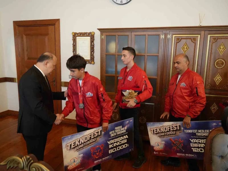 TEKNOFEST’te dereceye girerek Kastamonu’yu başarıyla temsil eden öğrenciler, Kastamonu Valisi Meftun Dallı’yı ziyaret et