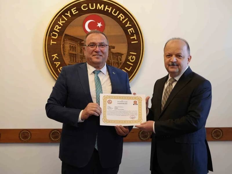 Kastamonu Valisi Meftun Dallı, öğretmenlere başarı belgesi takdim etti