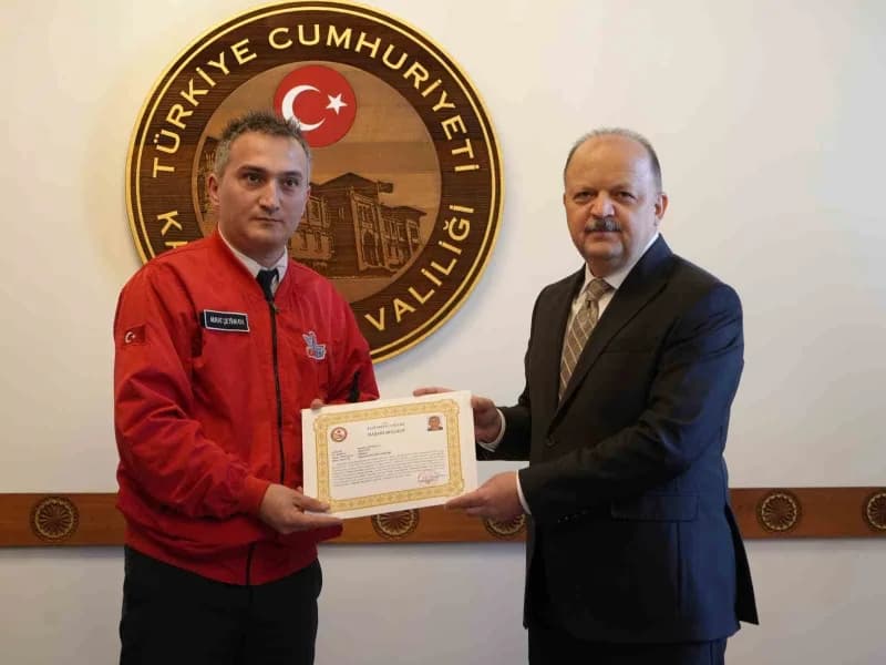 Kastamonu Valisi Meftun Dallı, öğrencilere başarı belgesi takdim etti