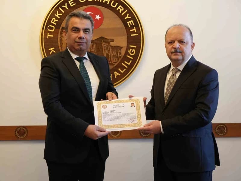 Kastamonu Valisi Meftun Dallı Kastamonu İl millî Eğitim Müdürü Hasan Gümüş'e başarı belgesi takdim etti.