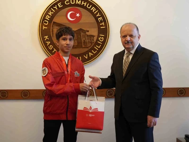 Kastamonu Valisi Meftun Dallı, öğrencilere başarı belgesi takdim etti