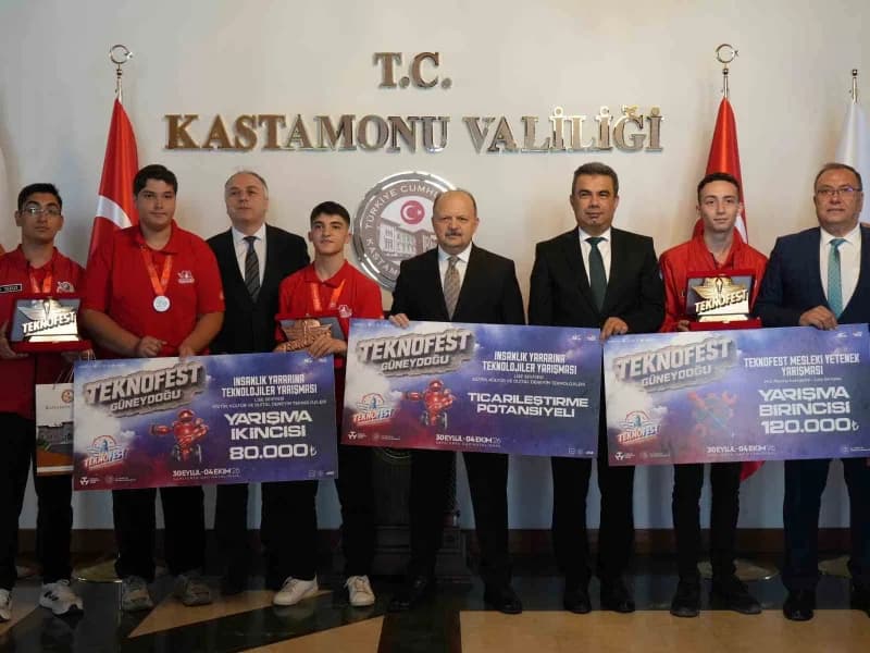 TEKNOFEST’te dereceye girerek Kastamonu’yu başarıyla temsil eden öğrenciler, Kastamonu Valisi Meftun Dallı’yı ziyaret et