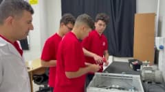 Sakarya Kaynarca Seyfettin Selim Mesleki ve Teknik Anadolu Lisesi öğrencileri TEKNOFEST 2026 elektrik kumanda panosu tas