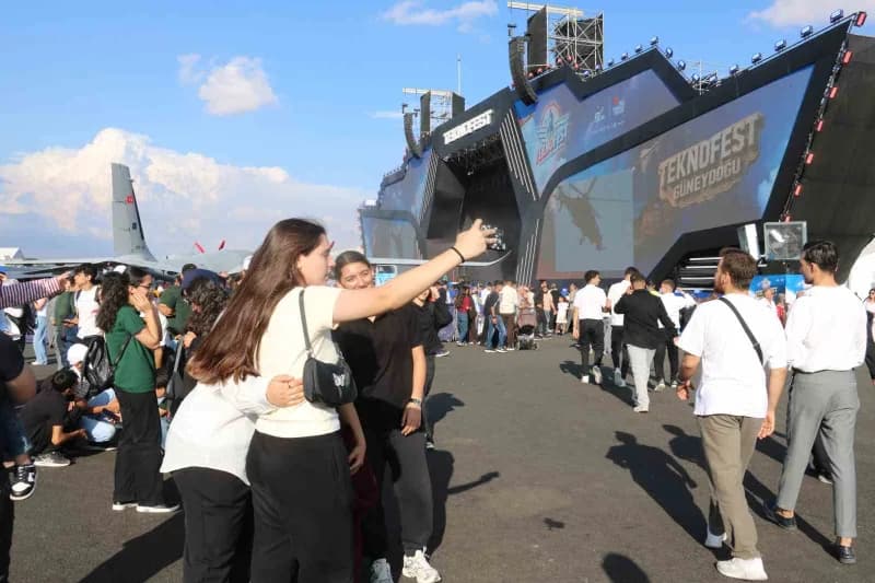 Şanlıurfa'da düzenlenen TEKNOFEST Güneydoğu'nun ikinci gününde de öğrenciler ve vatandaşlar, yerli ve milli Teknoloji ür