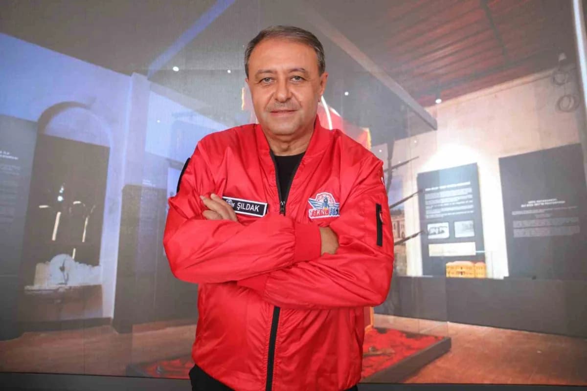 TEKNOFEST Şanlıurfa festival alanında yerli ve milli teknoloji ürünlerini inceleyen ziyaretçiler