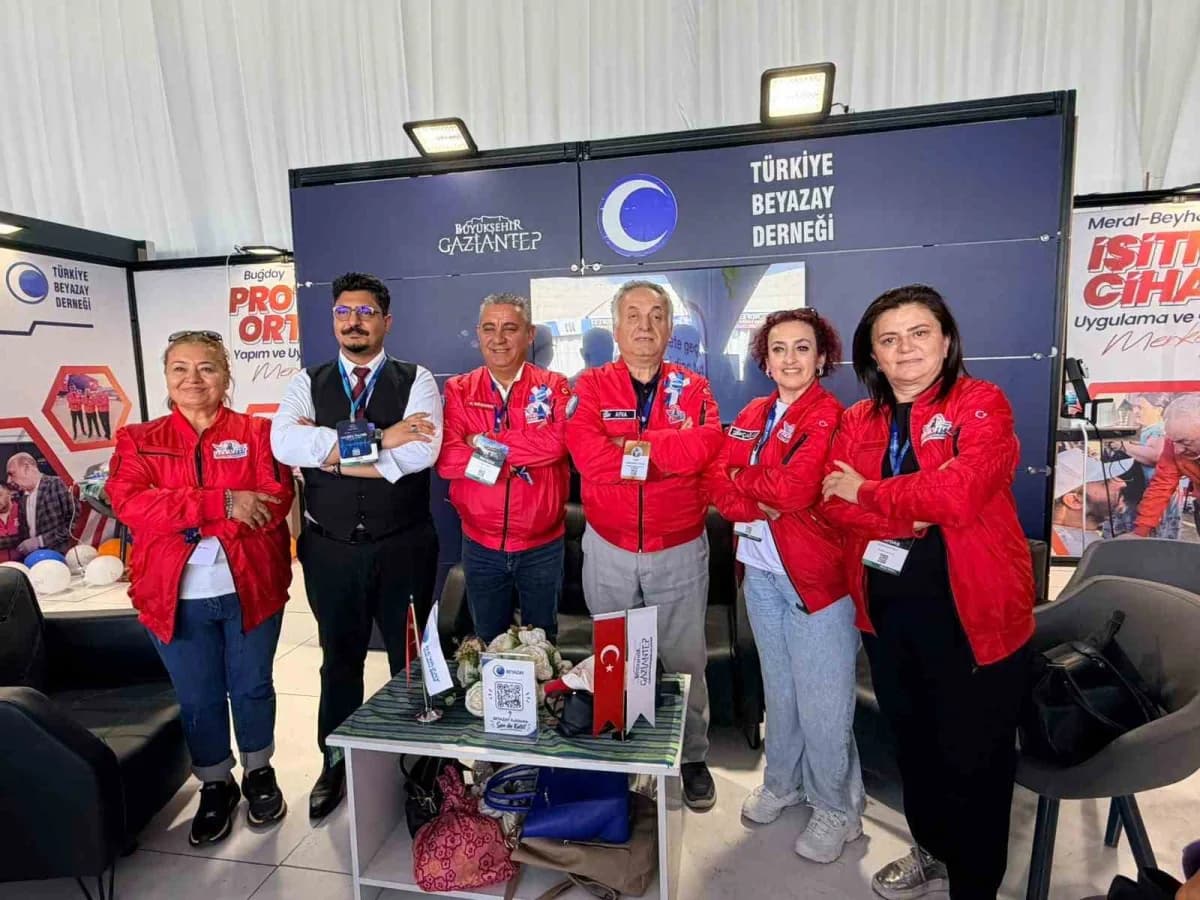 Festivale katılan on binlerce kişi, Kırşehir Beyazay Derneği standına yoğun ilgi gösterdi.
