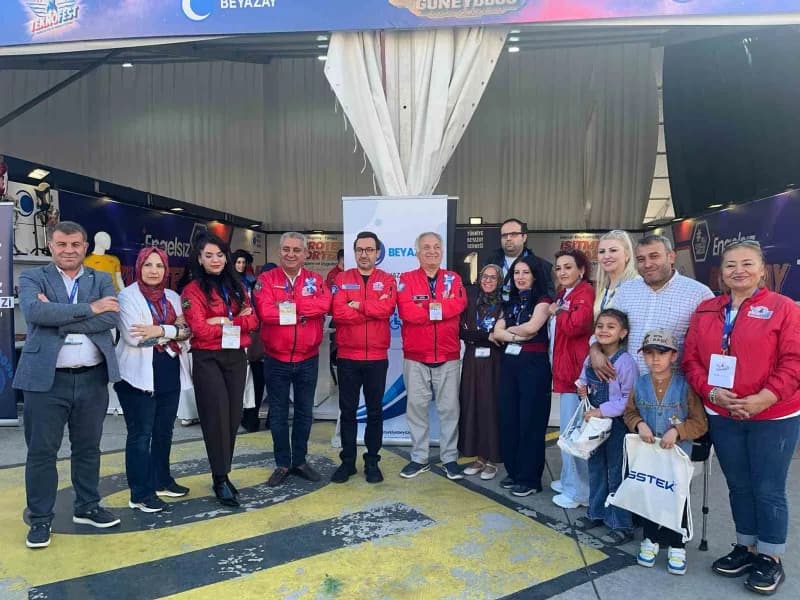 TEKNOFEST Güneydoğu’da Kırşehir Beyazay Derneği standında ziyaretçiler ve engellilere yönelik teknolojik ürünler