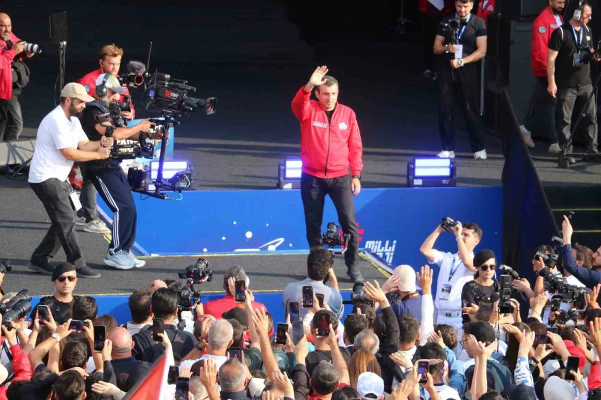 TEKNOFEST Yönetim Kurulu Başkanı Selçuk Bayraktar "1 buçuk milyondan fazla ziyaretçi ağırlayarak rekor kırdık" dedi