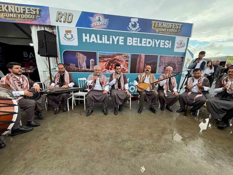 Şanlıurfa'da Haliliye Belediyesi sıra gecesi ekibiyle TEKNOFEST Güneydoğu Festivali'ne renk kattı.