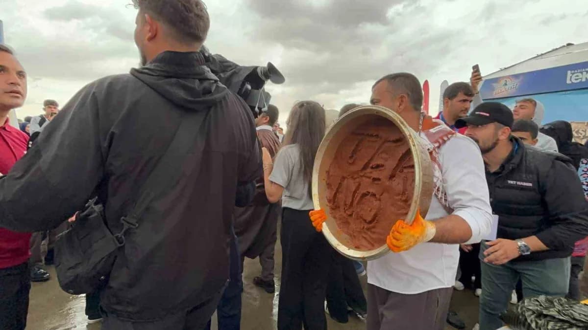 Şanlıurfa'da Haliliye Belediyesi sıra gecesi ekibiyle TEKNOFEST Güneydoğu Festivali'ne renk kattı.