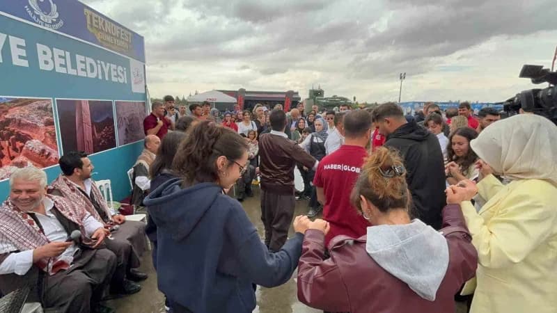 Sıra gecesinde davul eşliğinde halay çeken ziyaretçiler, çiğköftenin tadına bakarak gönüllerince eğlendi.