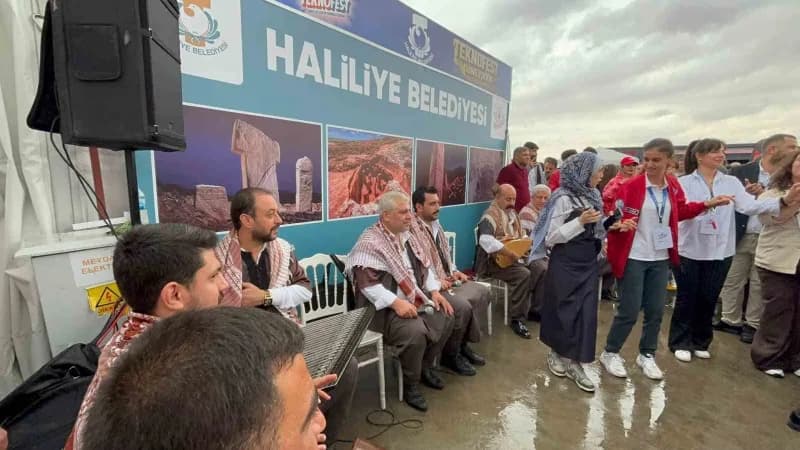 Sıra gecesinde davul eşliğinde halay çeken ziyaretçiler, çiğköftenin tadına bakarak gönüllerince eğlendi.