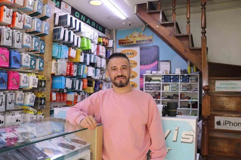 Sivas'ta telefoncu Kadir Develi, dolandırılmak üzere olan kadını uyararak telefonunu geri verdi