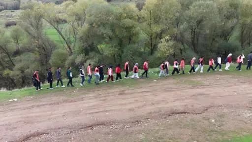 Muş’ta TEMA gönüllüleri ve üniversite öğrencileri doğa yürüyüşü yaparken ağaçlandırma alanlarını