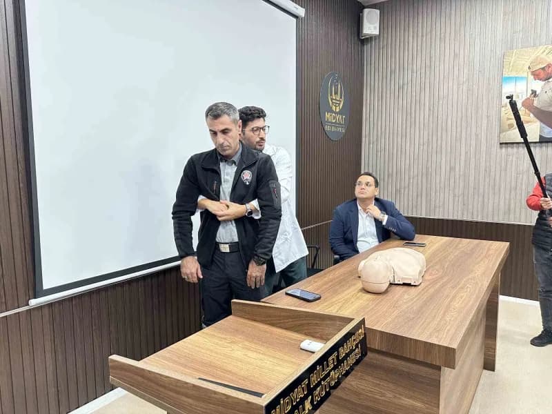 Midyat Devlet Hastanesi ile Midyat Belediyesi iş birliğinde, toplumda ilk yardım bilincini artırmak ve Acil durumlarda d