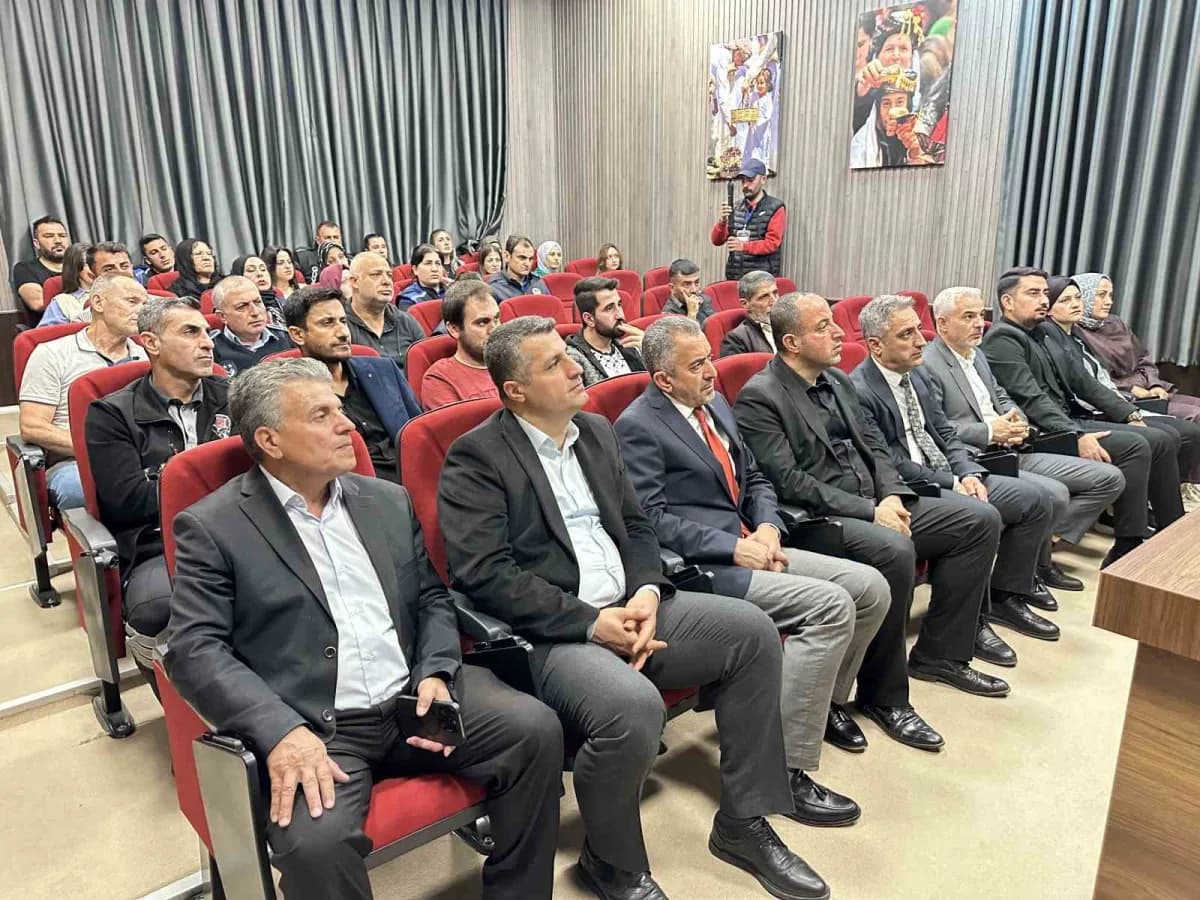 Midyat Millet Bahçesi Narin Güran Konferans Salonu'nda gerçekleştirilen programa, Midyat Devlet Hastanesi Başhekimi ve A