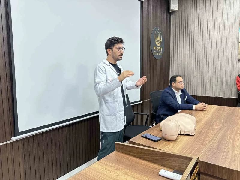 Midyat'ta temel yaşam desteği ve heimlich manevrası eğitimi sırasında katılımcılar uygulamalı eğitim alıyor
