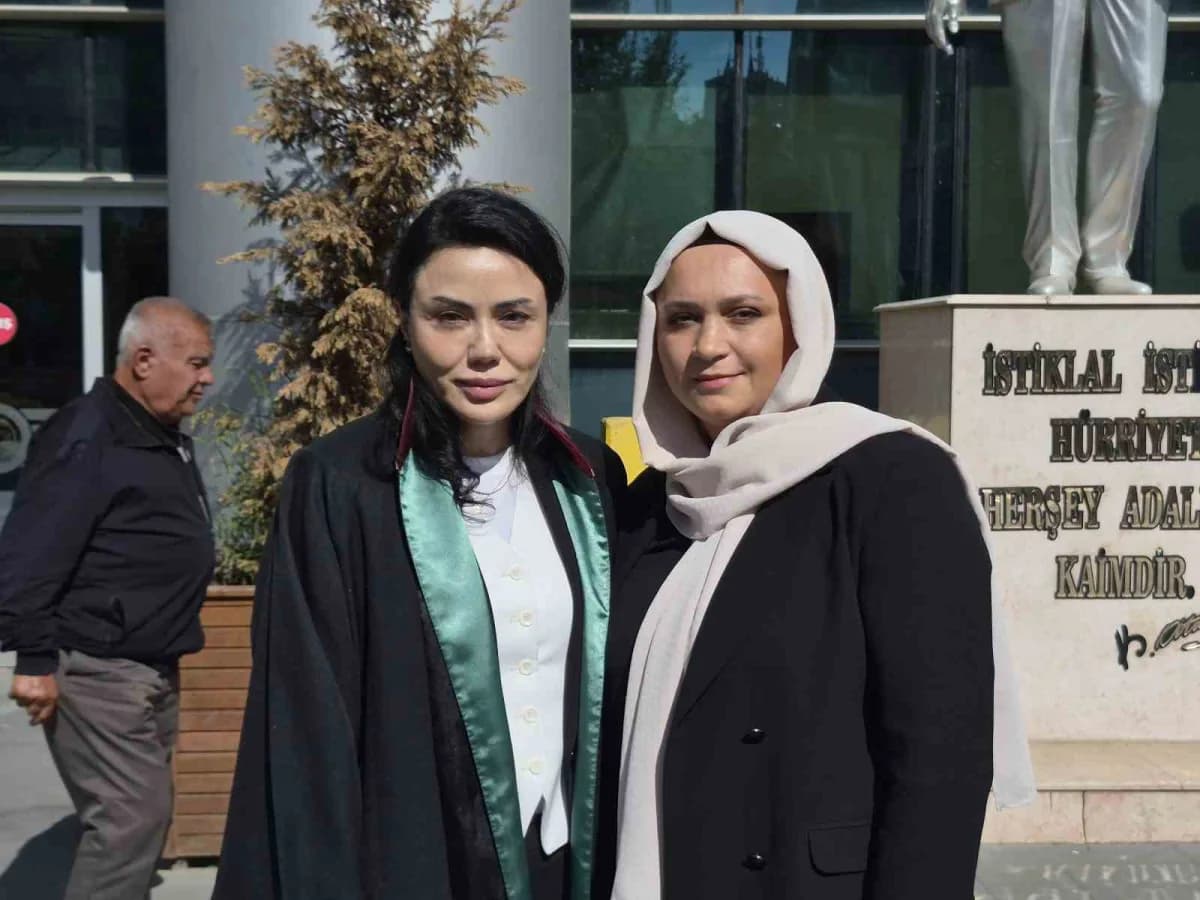 Eskişehir Tepebaşı Belediye Başkanı Ahmet Ataç duruşma salonunda hakim karşısında savunma yapıyor