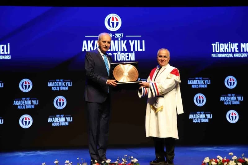 Prof. Dr. Sait Mesut, TBMM Başkanı Numan Kurtulmuş'a hediye takdim etti