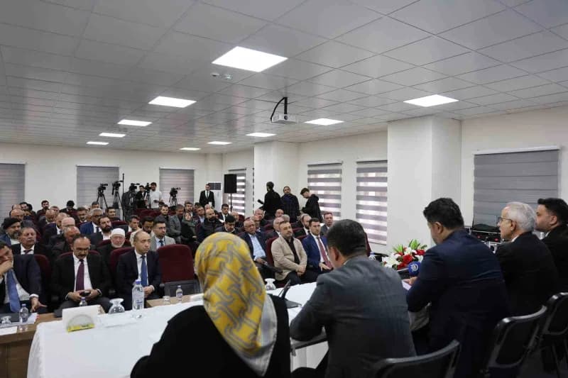 Bakan Uraloğlu, Nevşehir programı kapsamında kentteki sivil toplum kuruluşlarının temsilcileri ve vatandaşlarla bir aray