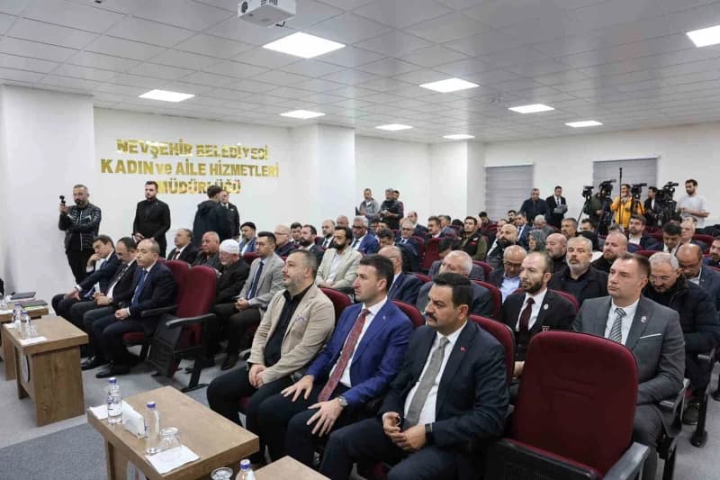 Bakan Uraloğlu, Nevşehir programı kapsamında kentteki sivil toplum kuruluşlarının temsilcileri ve vatandaşlarla bir aray