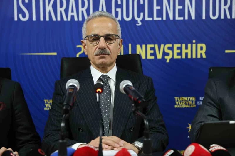 Ulaştırma ve Altyapı Bakanı Abdulkadir Uraloğlu Nevşehir’de basın toplantısında konuşuyor