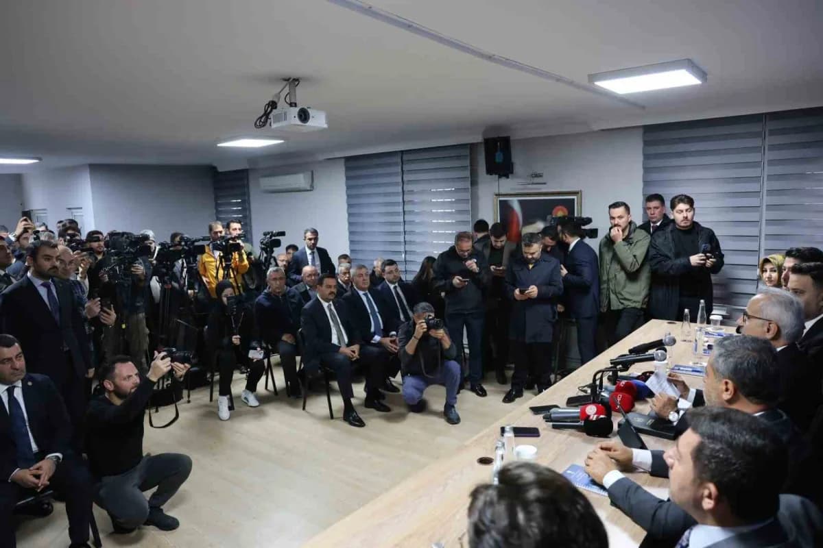 AK Parti İl başkanlığında düzenlenen basın toplantısında konuşan Uraloğlu, "Terörsüz Türkiye" hedefinin artık somut bir