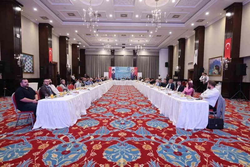 Mardin Valisi ve Büyükşehir Belediye Başkan Vekili Tuncay Akkoyun, kentte görev yapan basın mensuplarıyla bir araya geld
