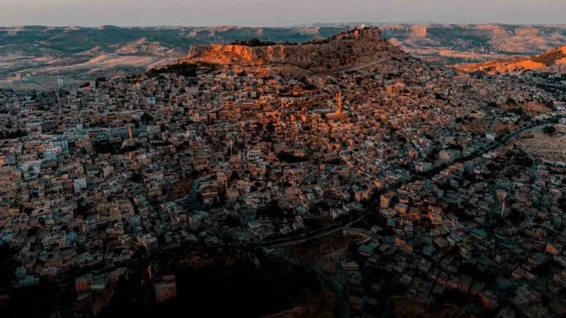 Tarihi taş evleri, dar sokakları ve hoşgörü kültürüyle yerli ve yabancı turistlerin gözdesi olan kentte, yaz sezonunun s