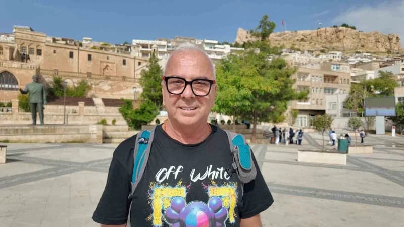 İzmir'den gelen İbrahim Erdinç, 76 ülke gezdiğini ancak Mardin'in kendisi için çok ayrı bir yeri olduğunu belirterek, 10