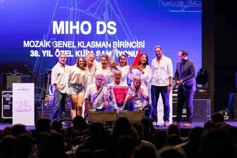 Denizdeki yarışların tamamlanmasının ardından Yalıkavak Marina'da düzenlenen ödül töreninde dereceye