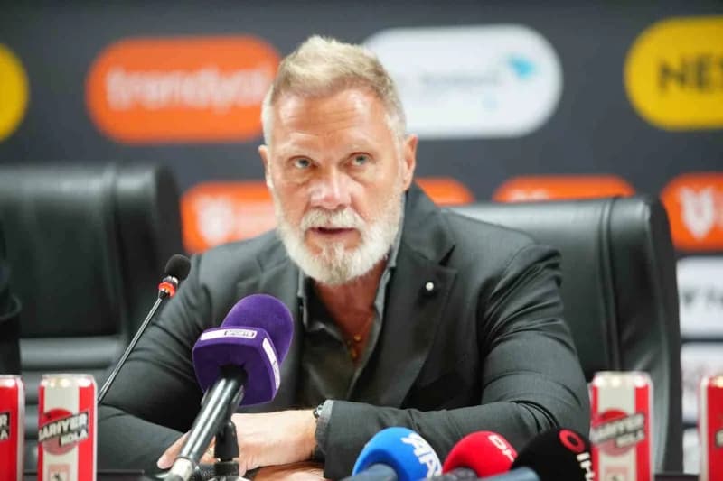 Samsunspor Teknik Direktörü Thorsten Fink basın toplantısında konuşuyor