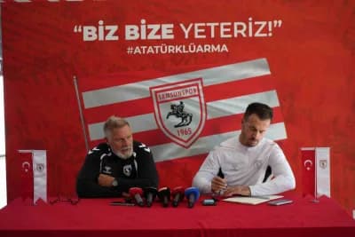 Samsunspor Teknik Direktörü Thorsten Fink basın toplantısında açıklama yapıyor