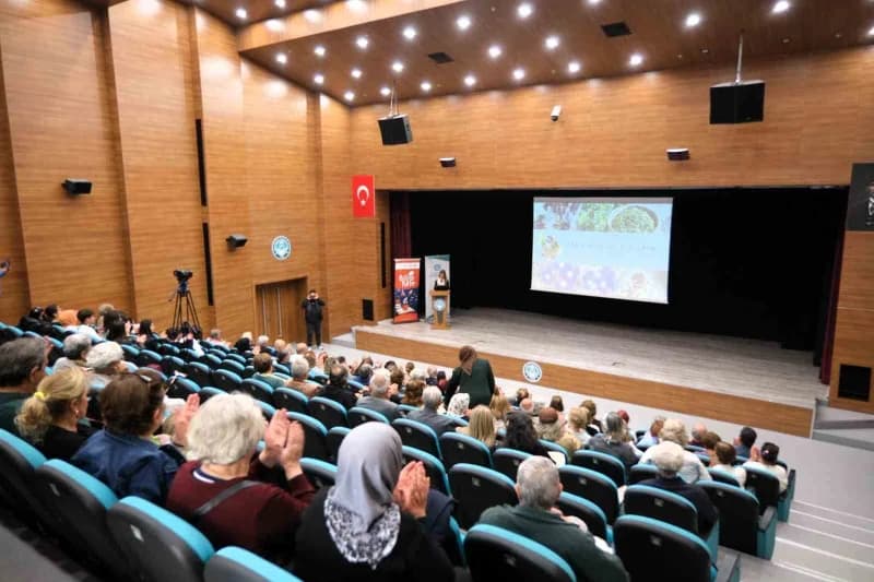 60 yaş üzeri Tazelenme Üniversitesinde "Tıbbi Bitkilerin Doğru Kullanımı" semineri düzenlendi.
