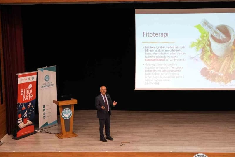 60 yaş üzeri Tazelenme Üniversitesinde "Tıbbi Bitkilerin Doğru Kullanımı" semineri düzenlendi.