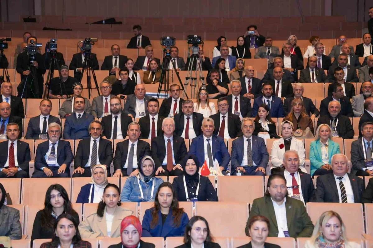 İstanbul Beyoğlu'nda bulunan Atatürk Kültür Merkezi (AKM)'de "Kültür ve Sanatla Büyüyen Ticaretin Hikayesi Forumu" düzen