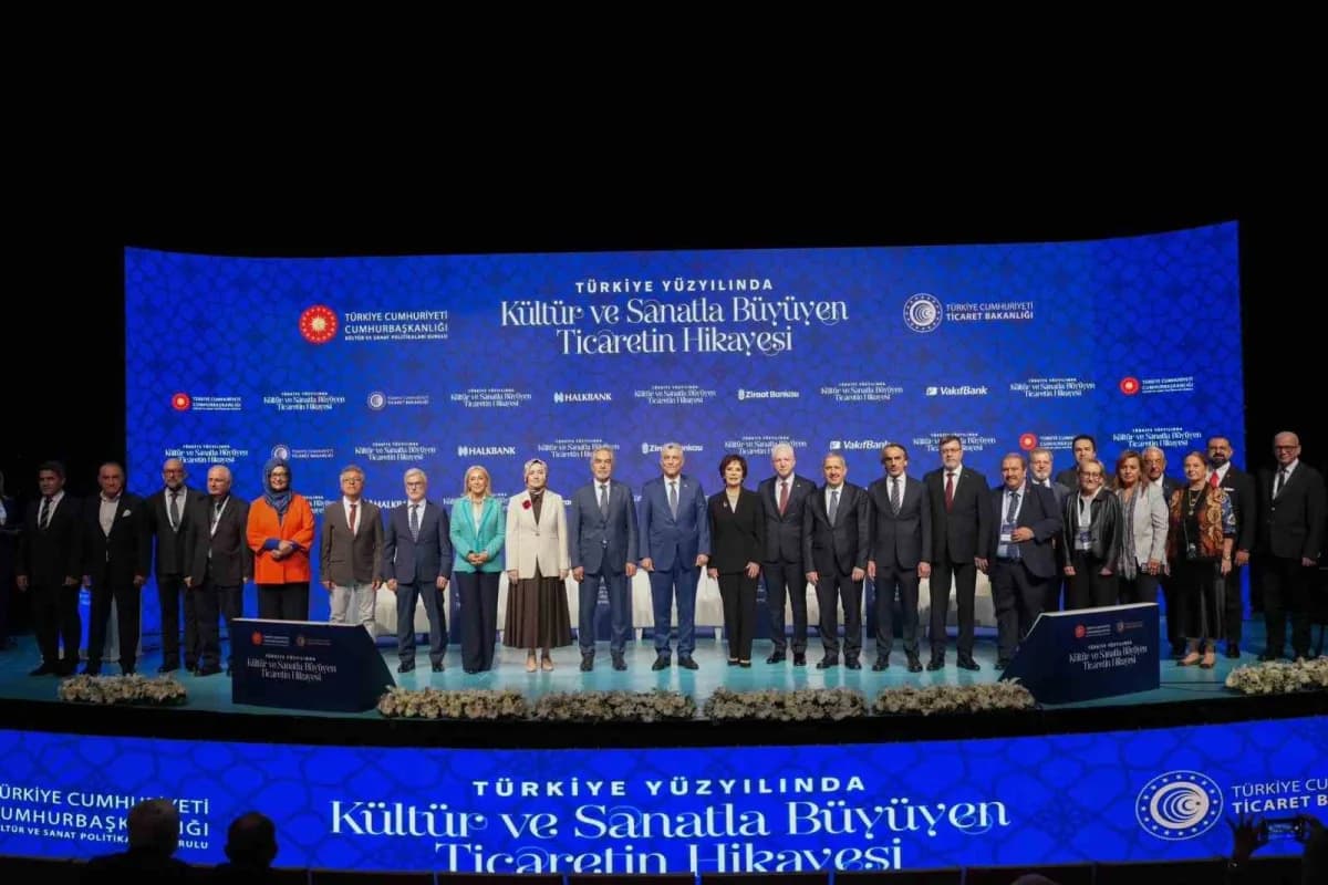 Ticaret Bakanı Ömer Bolat Atatürk Kültür Merkezi'nde forumda konuşma yaparken