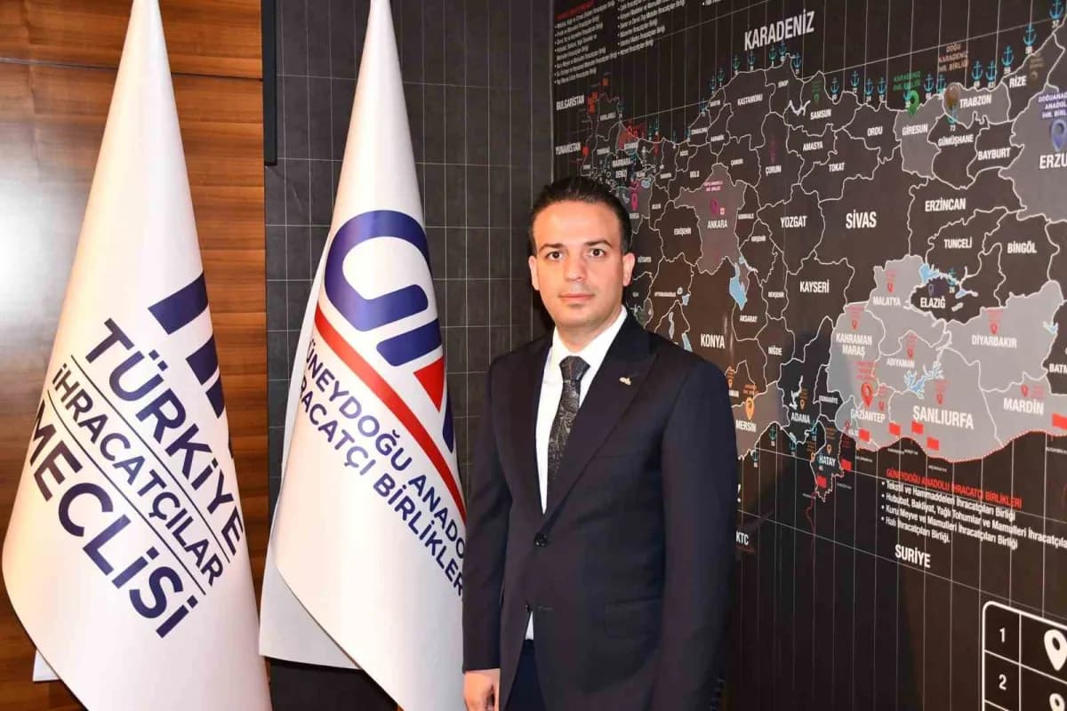 TİM Halı Sektör Kurulu Başkanı İskender Kaplan basın açıklaması yaparken