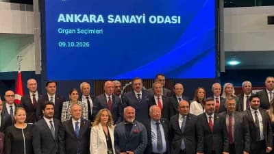 TOBB Başkanı Rifat Hisarcıklıoğlu Ankara Sanayi Odası seçimlerinde oy kullanırken